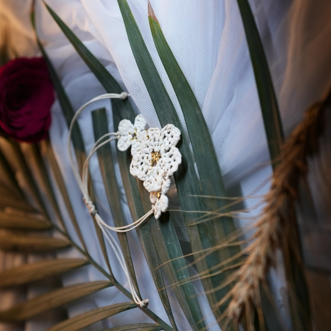 Natural Bloom Raffia Necklace – Beige & White Floral with Cotton Thread Closure
