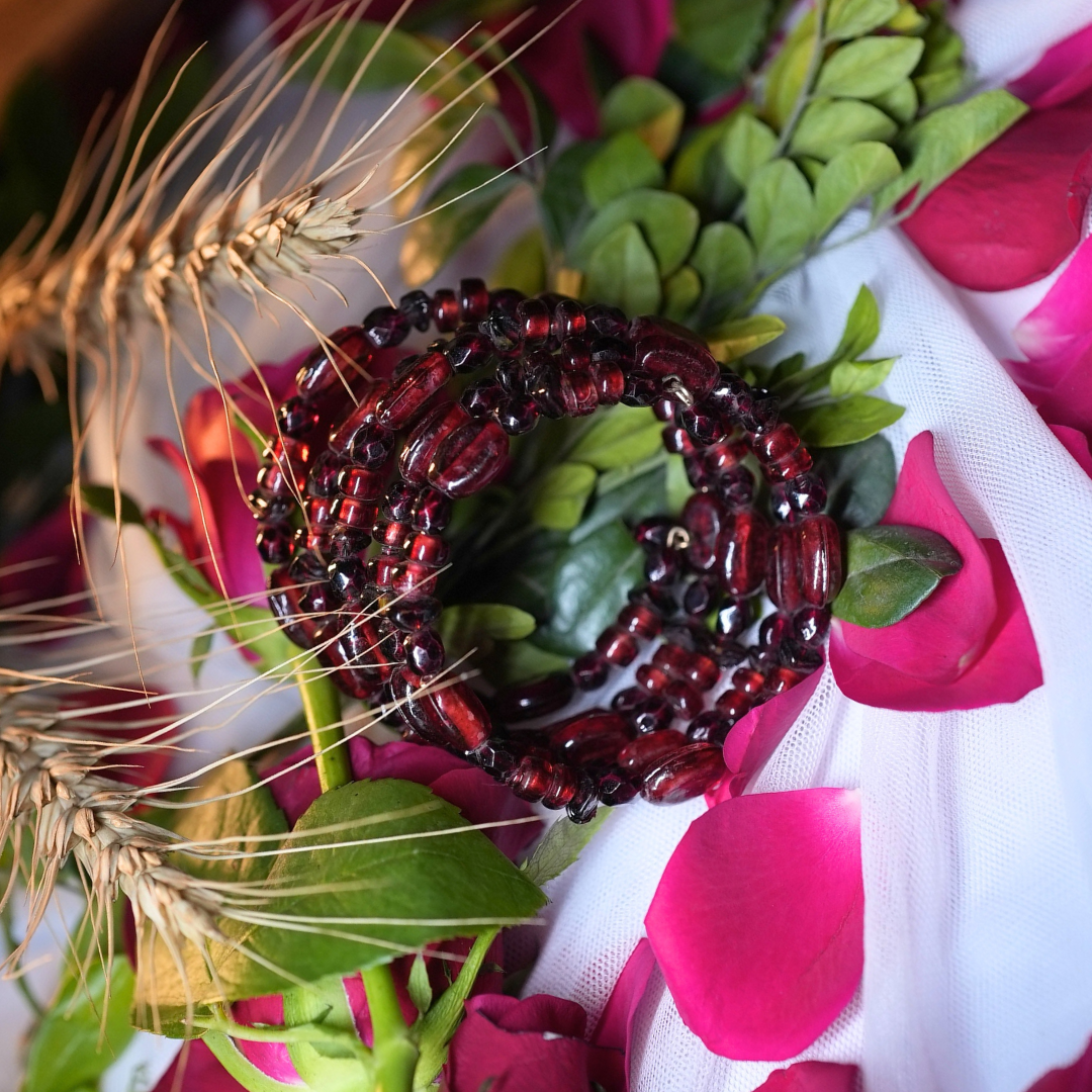 Spice Spiral Glass Bracelet – 5-Layer Coral & Burgundy Beads with Diamond Cut & Oval Mix