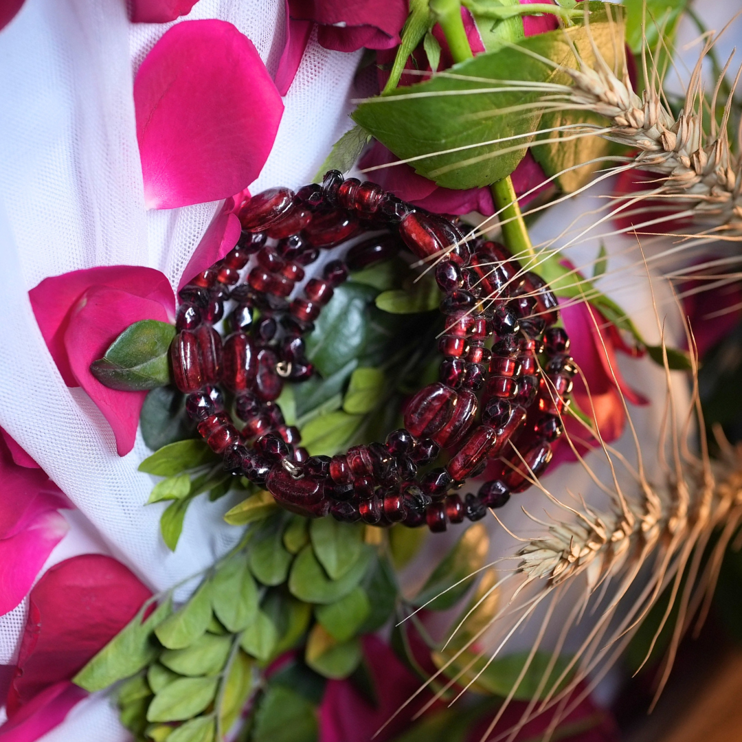 Spice Spiral Glass Bracelet – 5-Layer Coral & Burgundy Beads with Diamond Cut & Oval Mix